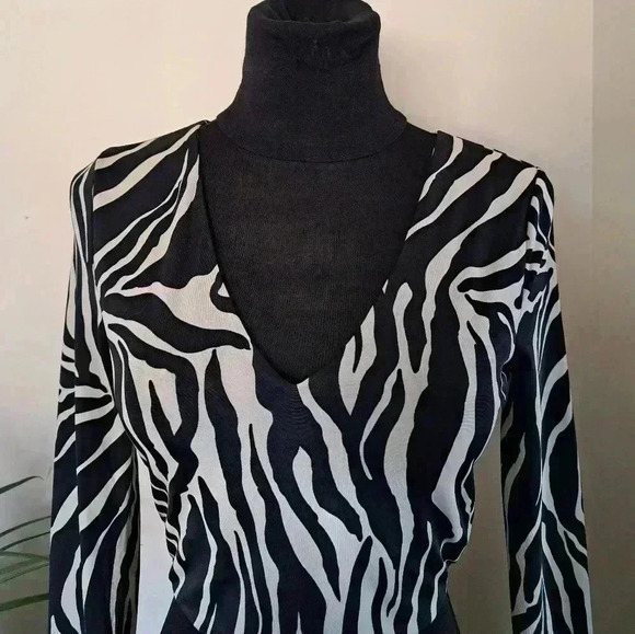 ❤️ Revamped Long Sleeved Cropped Animal  Print Top - Picture 4 of 10